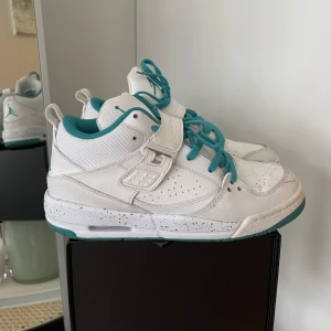 Jordan Flight 45 White Green - Säljer mina superfina skor endast använda en gång då de är små för mig.  ❤️ fler bilder finns, pris kan diskuteras