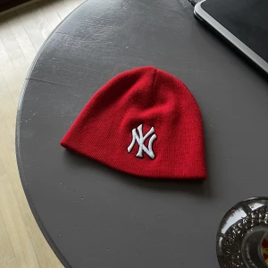 Röd Yankees Beanie - Jesse Pinkman core swag 🙏Rare vad jag har hört, 10/10 skick 👍