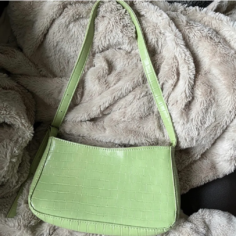 Jättefin grön väska från SHEIN, säljer då jag inte använder den längre 💛. Väskor.