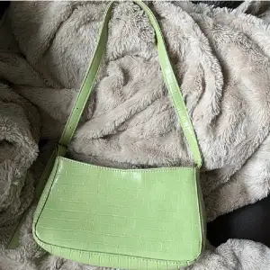 Jättefin grön väska från SHEIN, säljer då jag inte använder den längre 💛