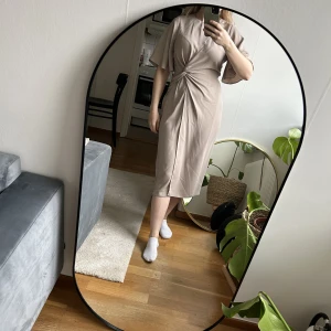 Beige midiklänning - Midiklänning med omlott nedertill och knutdetalj vid midjan. Fjärilsärm. Superfinklänning🤍🤍