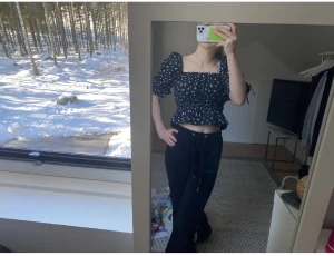Blus - Jag säljer denna fina blus från h&m då den inte kommer till användning. Lägger upp den igen då de är fri frakt på de man lägger upp🥰