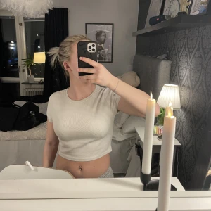 Vit T-shirt  - Vit tajt ribbad T-shirt (likadan som tidigare annons)😊 Storlek M