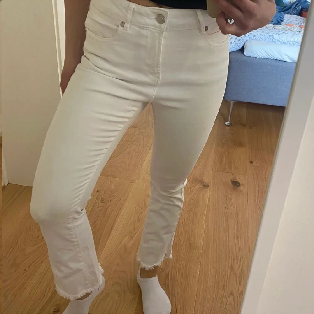 Vita jeans från Two angels, nypris 1000kr, knappt använda så nyskick! 💙. Jeans & Byxor.