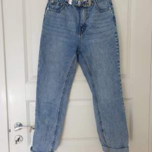 Säljer mina favorita jeans som har blivit för liten 💔 super snygga jeans i vintagelook och straight modell/ momjeans