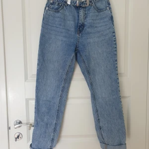 Jeans - Säljer mina favorita jeans som har blivit för liten 💔 super snygga jeans i vintagelook och straight modell/ momjeans