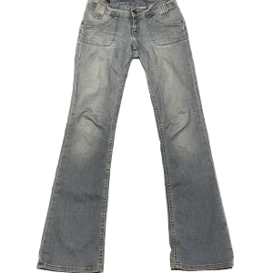 Lee jeans - Ett par trendiga lågmidjade Lee jeans i strl W27 L35 med coola fram, och bakfickor. Välanvända och en av knapparna har ramlat av (se sista bilden). Sitter väldigt snyggt på. Midjemått tvärs över: 37cm längd: 107 cm innebenslängd: 86cm ✨möts i Stockholm✨