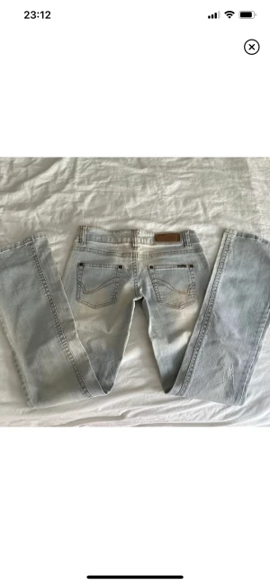 Only jeans - Jättesnygga jeans som tyvär är lite för små på mig. Innerbenslängden är 81 och midjemåttet är 74