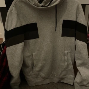 Herrtröja - Grå tjocktröja med krage. Säljes då den aldrig blir använd. Gott skick, nytvättad och redo för frakt eventuellt hämtning