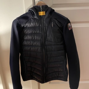 Parajumper jacka - Säljer min parajumperjacka. Jag tagit väldigt bra hand om, skick 9/10  Nypris: 2599 Mitt pris: 1600