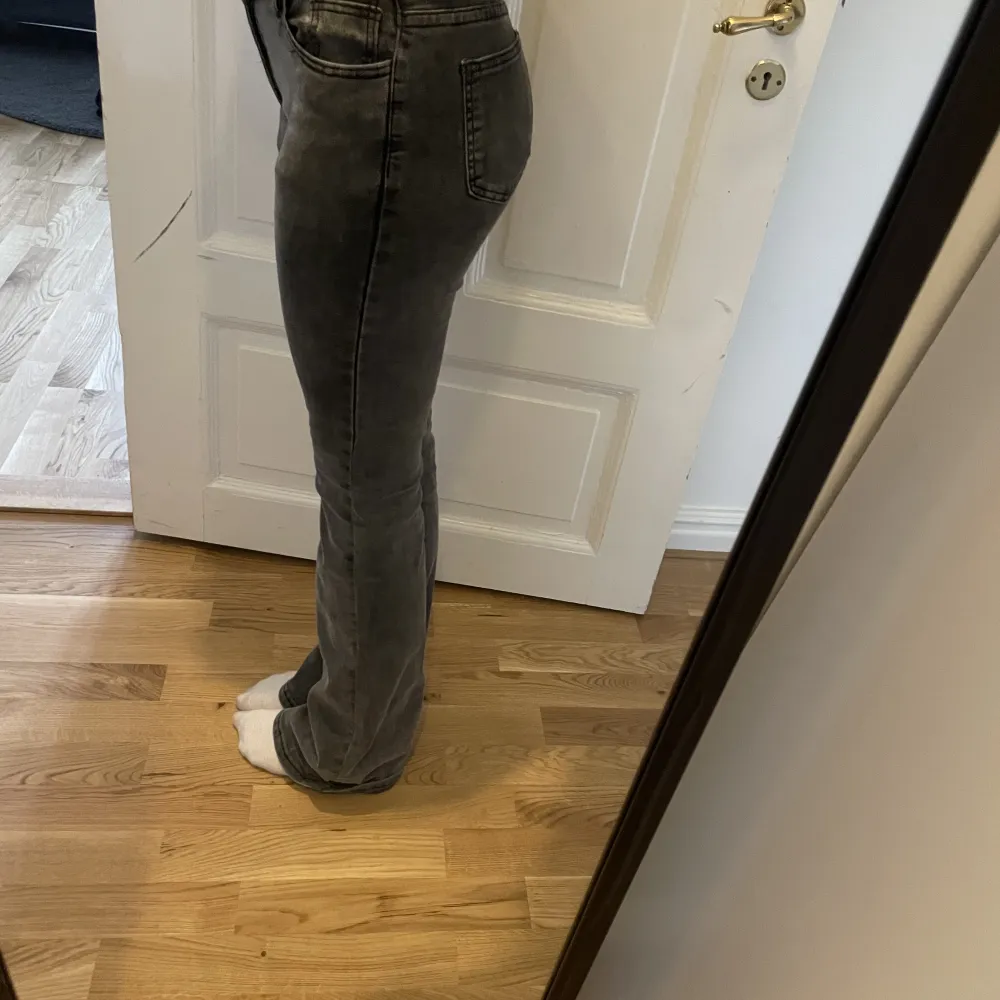 Säljer mina lågmidjade gråa bootcut jeans då de ej kommer till användning. Fint skick, passar mig som har allt mellan 32-36 i jeans. Bra stretch och långa i benen (på gränsen till för långa för mig, är 167 cm) . Jeans & Byxor.