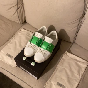 Valentino skor - Valentino garavanis i vind 9/10. Endast använda ett fåtal gånger så nästan som nyskick. Size 41 men sitter som 42. Adda min snap Arvid.johnsson så gör vi en snabb affär vid intresse.