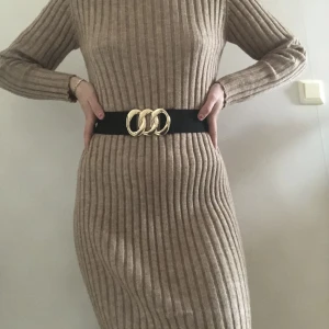 Cardigan klänning - Klänningen är oanvänd och har en utmärkt kvalité. Väldigt varm och skön, passar extra bra till höst och vinter.⭐️   OBS! Bältet säljes inte, användes på bild endast för att visa upp formerna.