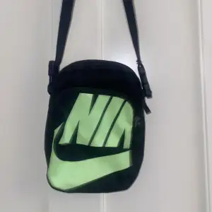 Svart/grön väska från nike 