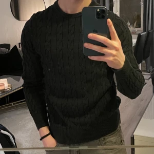 Morris kabelstickad - Svart kabelstickad tröja från Morris! Jättefint skick 