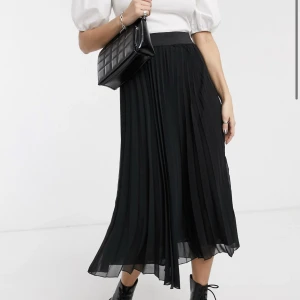 Kjol Bershka - Svart plisserad kjol från Bershka som slutar vid knäna på mig som är 176 cm. Fint begagnat skick. Första bilden är inte min
