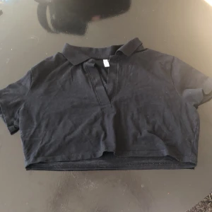 croptop svart - Jättesöt men kommer inte till användning längre för har inte kvar stilen, använd Max 3 gånger, det är L men den sitter perfekt på mig som har M