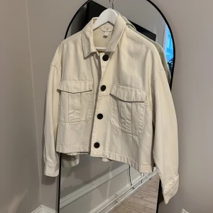 Overshirt från H&M - Jacka/overshirt i jeans från H&M  Använd 1 gång  Cremevit 