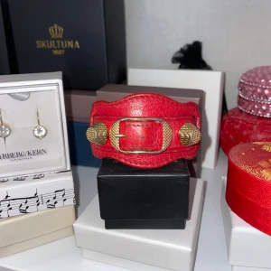 Supersnyggt Balenciaga armband 💄👠 - INTE SÄKER PÅ OM JAG VILL SÄLJA SÅ LÄGG ETT BRA BUD SÅ KAN DET DISKUTERAS ❤️‍🔥färgen och modellen är verkligen superfin! Stämpeln inuti verifierar äktheten ❤️lite slitet bak vid spännet men inget som påverkar. Passar både till vardag och fest! 😚