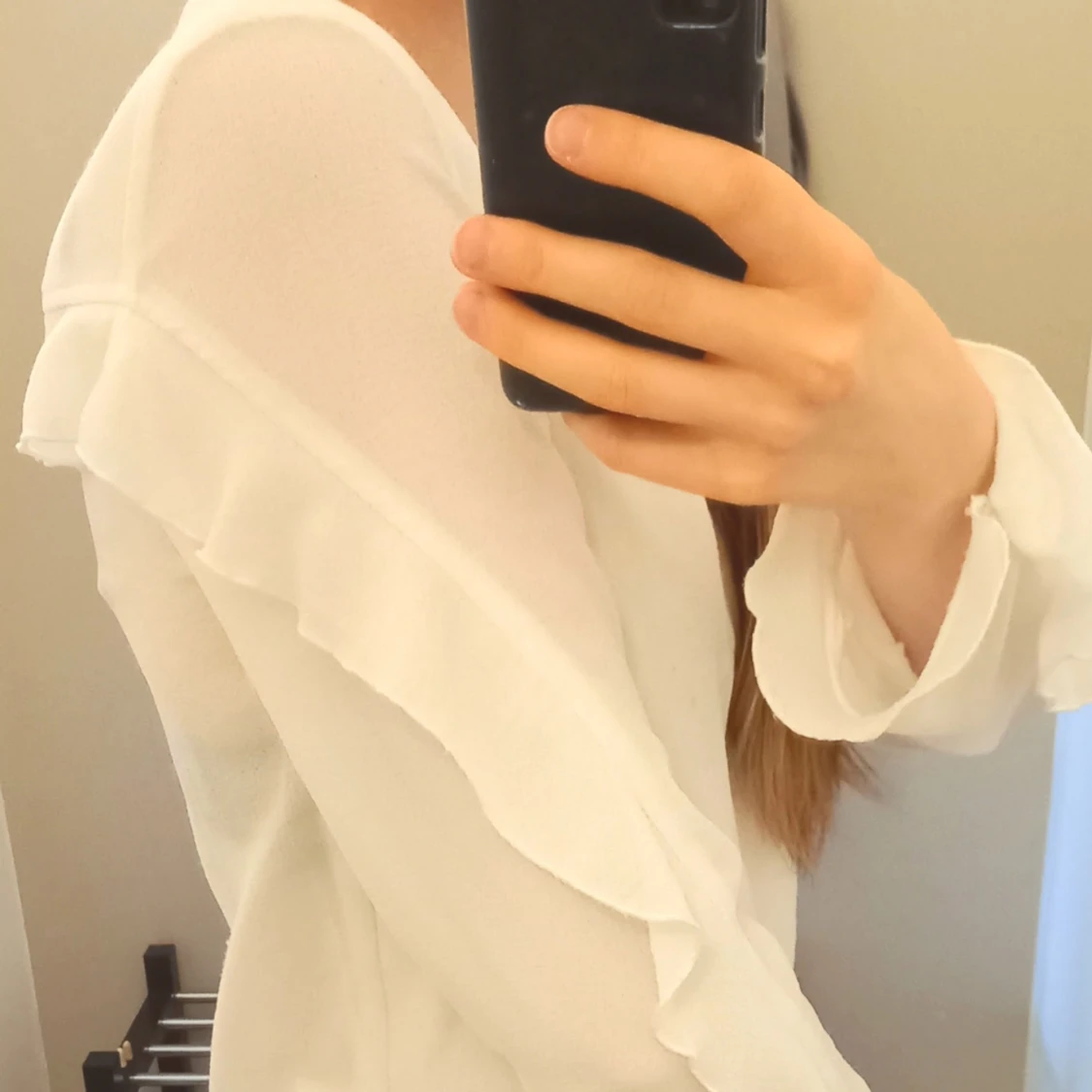 Blus med volangkant - 90