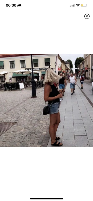 Topp 36 - Snygg svart topp i strl 36. Snygga detaljer med snörning upptill och en virkad kant nertill. Använd vid några få tillfällen och i väldigt bra skick. Kan skicka fler bilder