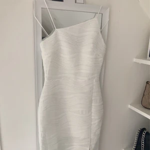 Klänning - För liten för mig, har aldrig använt 