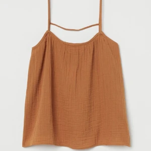 Topp orange/ brun - Säljer denna söta topp perfekt till sommarn, köpte den förra sommarn men kom aldrig till användning då den var lite stor. Lite stor i storlek så passar båda S och M, jag har S💕 Kom privat för fler bilder och frågor💕