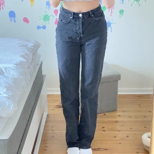 Svarta bikbok jeans - Svarta raka bikbok jeans, långa på mig som är 175!