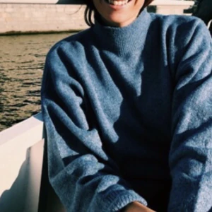 Blå stickad polotröja  - Stickad polotröja i härlig blå färg 🦋