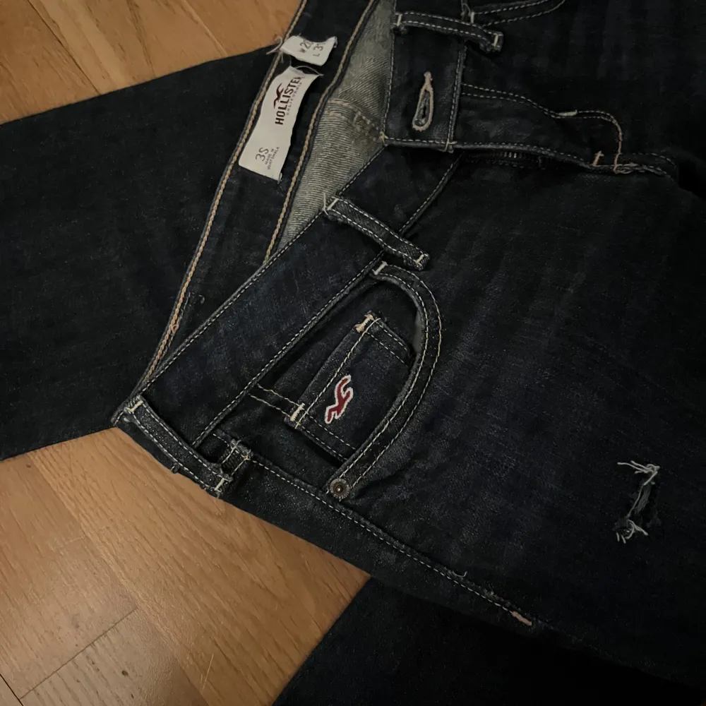 Säljer dessa as snygga Lågmidjade vintige jeans från märket hollister. Dem är mörkblåa (ser mörkare ut på bilden) Hör av dig om fler bilder. Jeans & Byxor.