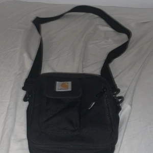 Carhartt Messenger bag - Använt ca 5 gånger. Riktigt cool och fräsch. Väldigt bra kondition. Nypris: 599