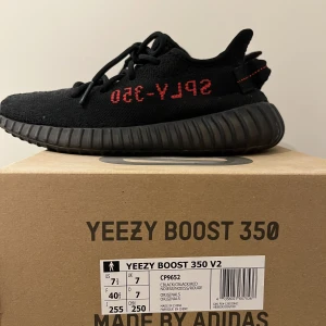 YEEZY BOOST 350 V2 BLACK RED - Använt dessa fåtal gånger 9/10 i skick. Vann dessa i CONFIRMED appen storlek 40.5