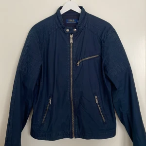 Ralph Lauren mc jacka - Ralph Lauren, midjekort jacka i vintage mc modell. Specialbehandlad bomull för en åldrad känsla. Oanvänd. 