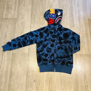 Bape hoodie - Säljer en äkta bape hoodie i storlek S✅ Den är andvända några gånger men väldigt sparsamt✨ Alla tillbehör som påse och tagg följer såklart med. 👍 Om man har några frågor eller vill ha mer bilder är det bara att höra av sig 😁✨