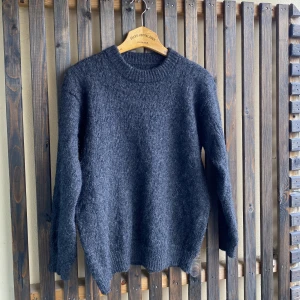 Mörkgrå stickad tröja - No brand mörkgrå stickad tröja med 100% alpacka material.  Strl: S . Pris: 189kr +frakt. Kontakta mig vid frågor om plagget eller pris! 