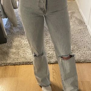 High Waist Jeans  - Säljer dessa snygga high waist jeans i stl. 32 från Bik Bok. Använda fåtalet gånger och är i mycket bra skick. Säljer pga använder inte längre. Passar bra på mig som är 163 cm. Köpare står för frakt. Hör av er om ni vill ha mer info💕