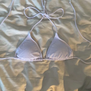 Bikini - säljer denna bikini toppen. Det ända problemet är att bikinin kan flyttas som man ser på bild 2. Men går att lösa genom att sy ihop den