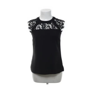 Snygg sellpy topp - Säljer min snygga spetstopp köpt från sellpy nydligen, helt oanvänd och i superbra skick!!💕💕💕