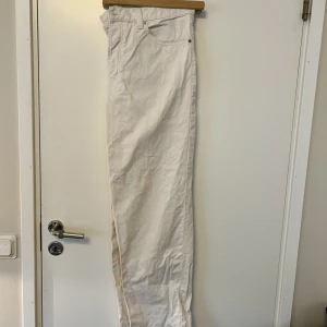 HM, Beige/Vita Jeans - Använda en gång. Vida i benen hela vägen. Loose Fit. Nypris 399kr