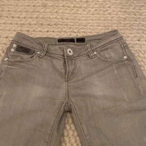 Ljusgrå ONLY jeans, lågmidjade med raka ben💙 - Säljer ett par ONLY jeans, lågmidjade med raka ben. Innerbenslängd=75cm Midjemått=74cm Frakt står du för själv!💕