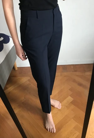 Byxor, Mango, 36  - Fina byxor i mörkblå från Mango i toppskikt. Storlek 36 