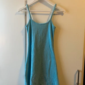 Blå klänning HM - Blå klänning från hm, strl XS. Frotté.