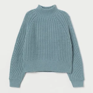 Turkos stickad tröja  - En jättefin turkos stickad tröja från H&M i strl S. Halvpolo. Säljer pga inte kommit till användning💗 