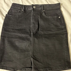Jeanskjol - Svart jeanskjol i storlek 40. Sitter fint på kroppen!