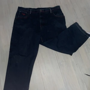 Fubu jeans - Asfeta jeans typ mörkblåa med vit o röda sömmar, nice detaljer på bakfickorna, storlek 42/32 passar bra om man har bälte. Sitter väldigt baggy. Skriv för mer bilder, priset är inte fast 