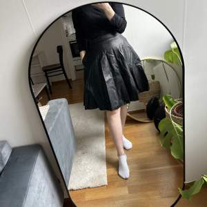 🖤Läderkjol (fuskläder)🖤 Jättefin plisserad läderkjol med fickor (!!!) Älskar kjolen men passar mig inte längre, därför är den till salu. 