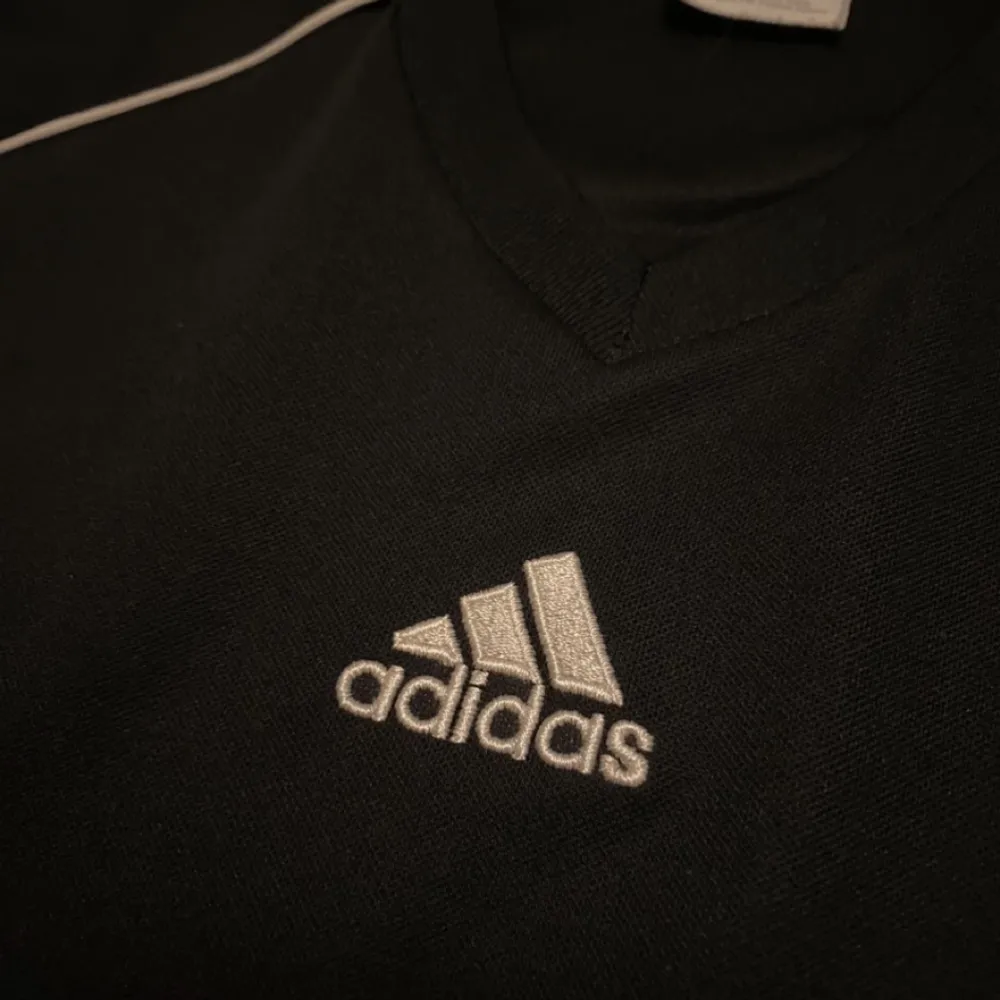 Riktigt snygg gammaldags adidas T-shirt. 100% polyester så den går utmärkt att sporta med eller bara ha till vardags. Passar till både män och kvinnor och är fri från fläckar och hål. Be gärna om fler bilder.  Jag fraktar eller möts upp i Uppsala. . T-shirts.