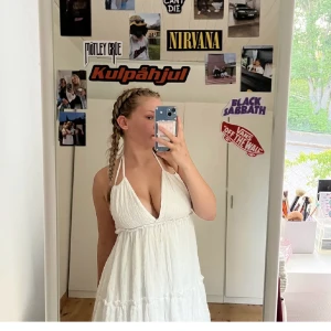 Vit klänning - (Lägger ut igen) köpt förra sommaren för 220kr, använd 1 gång på midsommar 💛