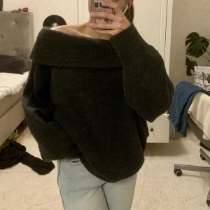 Stickad tröja - Fin stickad off-shoulder topp insuperskönt material. Köpt från HM i storlek L men passar för mig som oftast har XS💓