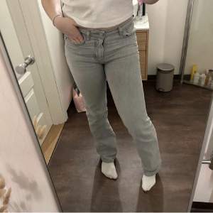 Supersnygga jeans från bikbok i modellen mid waist straigt 🤍Nypris 600 kr